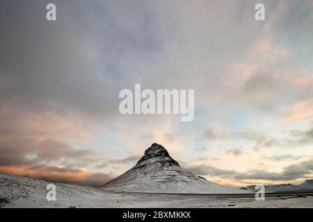 Kirkjufell (Kirchberg) 463 m Berg an der Nordküste der isländischen Halbinsel Snæfellsnes die Stadt Grundarfjörður. Bei Sonnenaufgang Stockfoto