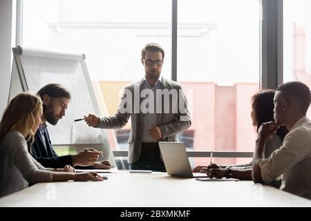 Ein seriöser Business Coach vermittelt den verschiedensten Mitarbeitern während des Seminars Wissen Stockfoto