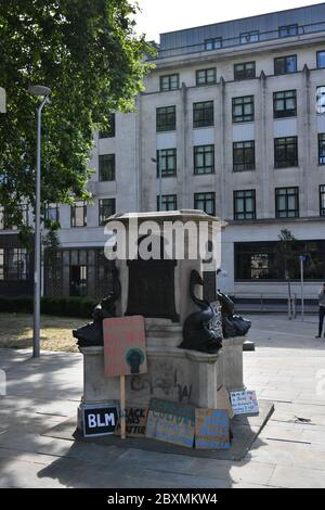 Der leere Sockel, auf dem die Statue von Edward Colston in Bristol stand, nachdem sie am Sonntag während eines Protestes von Black Lives Matter abgeschlagen wurde. Die Proteste wurden durch den Tod von George Floyd ausgelöst, der am 25. Mai in Polizeigewahrsam in der US-Stadt Minneapolis getötet wurde. Stockfoto