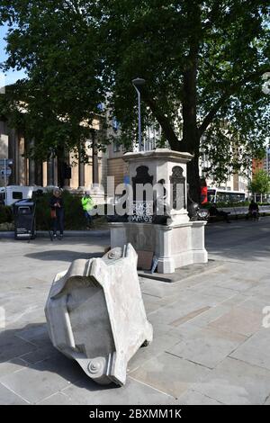 Der leere Sockel, auf dem die Statue von Edward Colston in Bristol stand, nachdem sie am Sonntag während eines Protestes von Black Lives Matter abgeschlagen wurde. Die Proteste wurden durch den Tod von George Floyd ausgelöst, der am 25. Mai in Polizeigewahrsam in der US-Stadt Minneapolis getötet wurde. Stockfoto