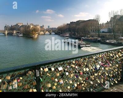 Vorhängeschlösser auf der Pont des Arts, Paris, Ile-de-France, Frankreich Stockfoto