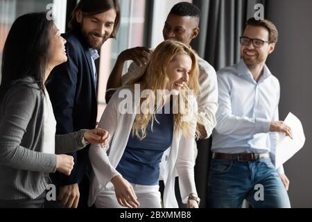 Fünf verschiedene Kollegen feiern erfolgreich den Abschluss eines Geschäftsabschlusses Stockfoto