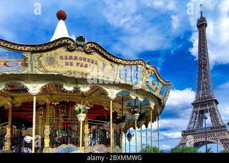 Paris. Altmodisches Karussell im Park in der Nähe des Eiffelturms. Ile de France. Frankreich. Stockfoto