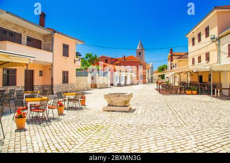 Kroatien, gepflasterten Platz und Straße mit alten Brunnen in der historischen Stadt Nin in Dalmatien Stockfoto