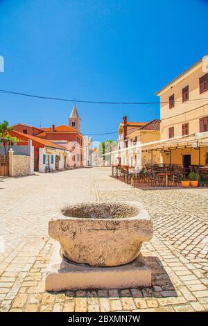 Kroatien, gepflasterten Platz und Straße mit alten Brunnen in der historischen Stadt Nin in Dalmatien Stockfoto