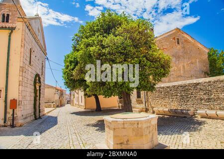 Kroatien, gepflasterten Platz und Straße mit alten Brunnen in der historischen Stadt Nin in Dalmatien Stockfoto