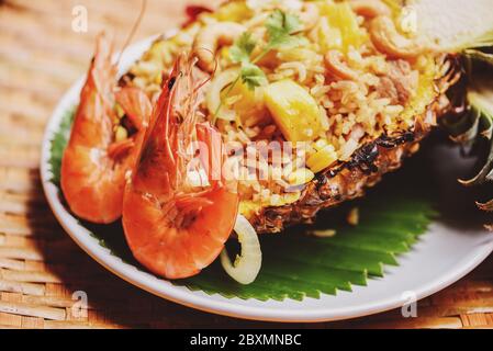 Köstliche Speisekarte Garnelen Garnelen gekocht / gebratenen Reis Garnelen und Obst Ananas auf dem Teller asiatische Lebensmittel in thai Stockfoto