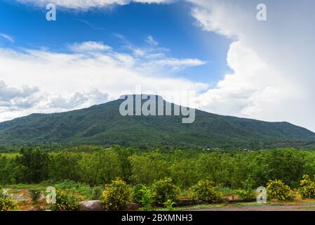 Schöner Berg mit Wolke und blauem Himmel auf Aussichtspunkt / Fuji Berg in Loei Thailand Naturlandschaft Asiatisch Stockfoto