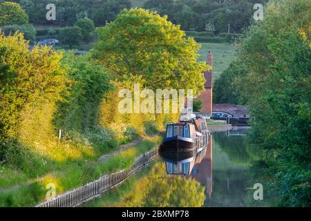 Narrowboats auf dem oxford Kanal bei Sonnenaufgang. Napton on the Hill, Warwickshire, England Stockfoto