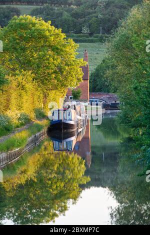 Narrowboats auf dem oxford Kanal bei Sonnenaufgang. Napton on the Hill, Warwickshire, England Stockfoto