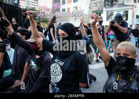 Sao Paulo, Brasilien. Juni 2020. Demonstranten heben ihre Fäuste bei einem Protest gegen Rassismus und den brasilianischen Präsidenten Bolsonaro. Menschen auf der ganzen Welt drücken ihre Solidarität nach dem gewaltsamen Tod des afroamerikanischen George Floyd durch einen weißen Polizisten am 25. Mai in der US-Stadt Minneapolis aus. Kredit: Lincon Zarbietti/dpa/Alamy Live News Stockfoto