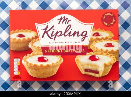 Herr Kipling 6 Kirschbäckchen auf blauem Gingham-Hintergrund Stockfoto