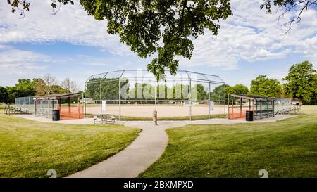 Blick auf ein Jugend-Baseballfeld in einem Stadtpark Stockfoto