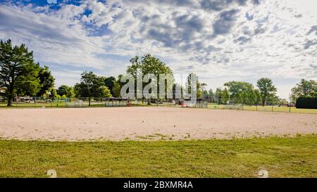 Der Blick vom Außenfeld eines Jugend-Baseballfeldes in einem Stadtpark Stockfoto