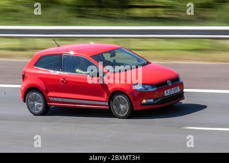 2017 rot Volkswagen Polo Beats; Fahrzeug Verkehr bewegende Fahrzeuge, Autos fahren Fahrzeug auf UK Straßen, Motoren, Autofahren auf der Autobahn M6 Autobahn Stockfoto