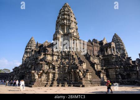 Angkor Wat (erbaut: Anfang-Mitte 12. Jahrhundert, König/Schutzpatron: Suryavaman II, Religion: Hinduismus) Angkor Wat ist von einem Graben und einem Außenwerbegraben umgeben Stockfoto