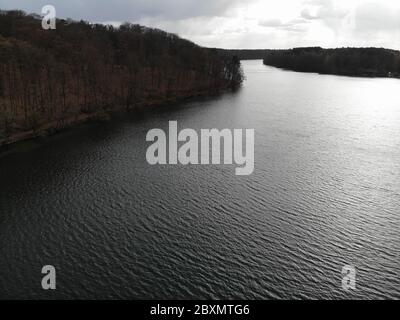 Luftaufnahme des Liepnitzsees mit der Insel großer Werder. Der See liegt in den Gemeinden Wandlitz und Bernau in Berlin, Brandenburg. Stockfoto