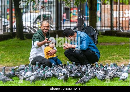 Cork, Irland. Juni 2020. Viele Geschäfte in Irland werden heute nach einer 3-monatigen Schließung aufgrund der Covid-19-Pandemie wieder eröffnet. Eine Familie füttert die Tauben im Bishop Lucey Park, Grand Parade, Cork. Credit: AG News/Alamy Live News Stockfoto