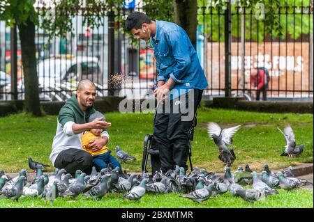 Cork, Irland. Juni 2020. Viele Geschäfte in Irland werden heute nach einer 3-monatigen Schließung aufgrund der Covid-19-Pandemie wieder eröffnet. Eine Familie füttert die Tauben im Bishop Lucey Park, Grand Parade, Cork. Credit: AG News/Alamy Live News Stockfoto