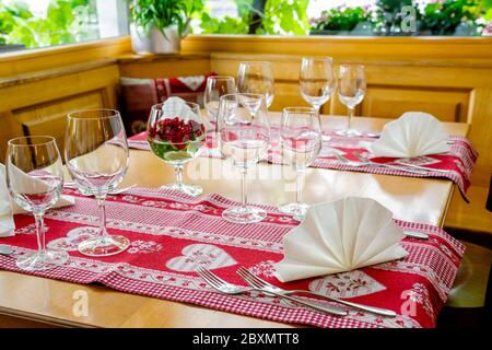 Ein charmanter und einladender Restauranttisch Stockfoto