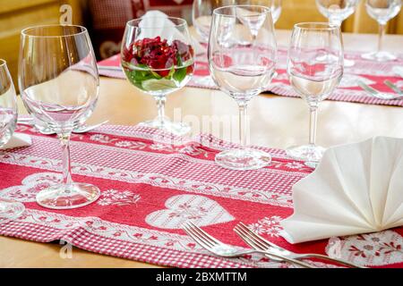 Ein charmanter und einladender Restauranttisch Stockfoto