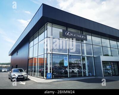 Cardiff, UK: 02. Juni 2020: Lexus Autohaus - sind die Luxus-Division von Toyota und spezialisiert auf alternative Kraftstoff Hybrid-Fahrzeuge. Stockfoto