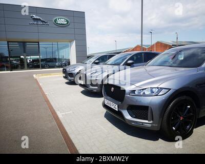 Cardiff, Großbritannien: 02. Juni 2020: Jaguar Land Rover Auto Showroom mit Gebrauchtwagen zum Verkauf, ist ein Limited ist ein britisches multinationales Automobilunternehmen. Stockfoto