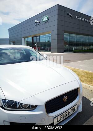 Cardiff, Großbritannien: 02. Juni 2020: Jaguar Land Rover Auto Showroom mit Gebrauchtwagen zum Verkauf, ist ein Limited ist ein britisches multinationales Automobilunternehmen. Stockfoto