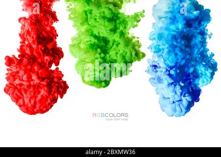 Bunte Tinten im Wasser isoliert auf weißem Hintergrund. Farbstruktur. Regenbogen der Farben Stockfoto