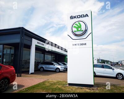 Cardiff, UK: 19. August 2019: Skoda Autohaus mit neuen und gebrauchten Autos zum Verkauf. ŠKODA AUTO - besser bekannt als Škoda. Stockfoto