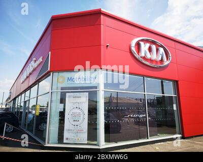 Cardiff, UK: 02. Juni 2020: Kia Autohaus mit neuen und gebrauchten Autos zum Verkauf. Kia Motors Corporation, allgemein bekannt als Kia Motors. Stockfoto