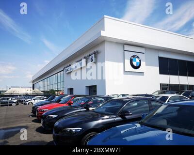 Cardiff, Großbritannien: 02. Juni 2020: BMW Autohaus auf der Penarth Road in Cardiff. BMW ist ein deutsches multinationales Unternehmen, das Luxusfahrzeuge herstellt. Stockfoto