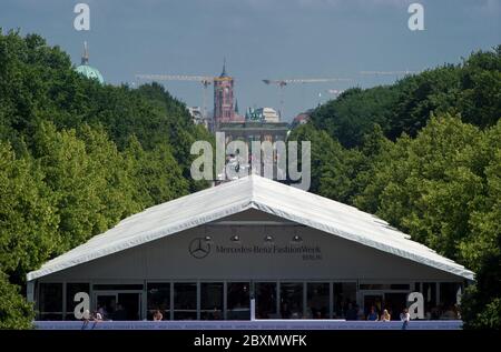 Berlin, Deutschland. Juli 2012. Übersicht über das Eventzelt während der Mercedes-Benz Fashion Week in Berlin. Die Fashion Week, die zuvor in Berlin stattfand, wird im nächsten Jahr nach Frankfurt umziehen. Dies teilte der Veranstalter Premium Group am 08.06.2020 mit. Die neue Frankfurt Fashion Week findet im Sommer 2021 zum ersten Mal statt. (Zu dpa 'Fashion Week zieht von Berlin nach Frankfurt') Quelle: Picture Alliance/dpa/Alamy Live News Stockfoto