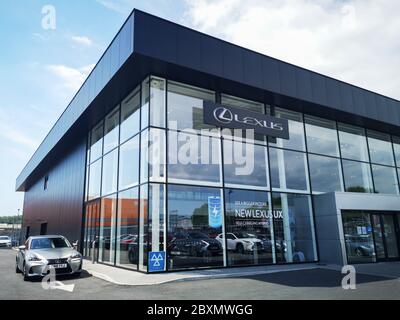 Cardiff, UK: 02. Juni 2020: Lexus Autohaus - sind die Luxus-Division von Toyota und spezialisiert auf alternative Kraftstoff Hybrid-Fahrzeuge. Stockfoto