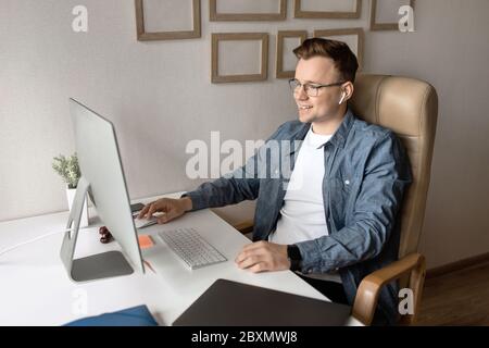 Geschäftsmann mit Videoanruf auf Laptop diskutieren Projekt online. Stockfoto
