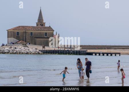 VENEDIG, ITALIEN - MAI 23: Blick auf den Strand von Caorle, ab heute haben sie die Strände in Venetien am 23. Mai 2020 in Venedig, Italien, wiedereröffnet. Stockfoto