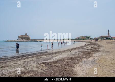 VENEDIG, ITALIEN - MAI 23: Blick auf den Strand von Caorle, ab heute haben sie die Strände in Venetien am 23. Mai 2020 in Venedig, Italien, wiedereröffnet. Stockfoto