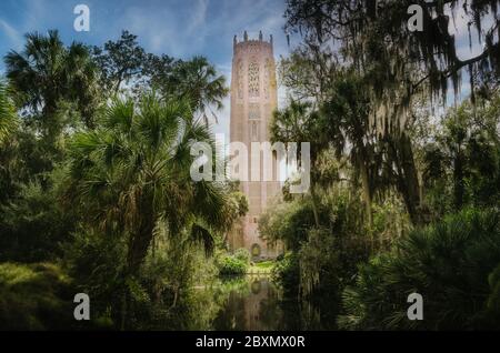 Singing Tower ist auf Iron Mountain, einem der höchsten Punkte der Halbinsel Florida gebaut. Es enthält das 60-Glocken-Glockenspiel-Set und den größten Caril Stockfoto