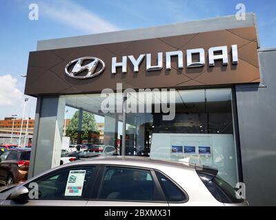 Cardiff, Großbritannien: 02. Juni 2020: Hyundai Autohaus. Die Hyundai Motor Company, allgemein bekannt als Hyundai Motors - Cardiff. Stockfoto