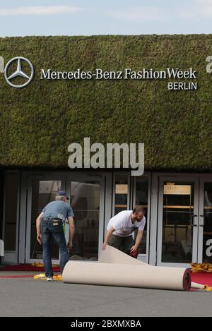 Berlin, Deutschland. Juli 2014. Vor dem Eingang zur Mercedes-Benz Fashion Week im Erika-Heß-Eisstadion wird ein roter Teppich ausgerollt. Die Fashion Week, die zuvor in Berlin ansässig war, wird im nächsten Jahr nach Frankfurt ziehen. Dies teilte der Veranstalter Premium Group am 08.06.2020 mit. Die neue Frankfurt Fashion Week findet im Sommer 2021 zum ersten Mal statt. (Zu dpa 'Fashion Week zieht von Berlin nach Frankfurt') Quelle: Picture Alliance/dpa/Alamy Live News Stockfoto