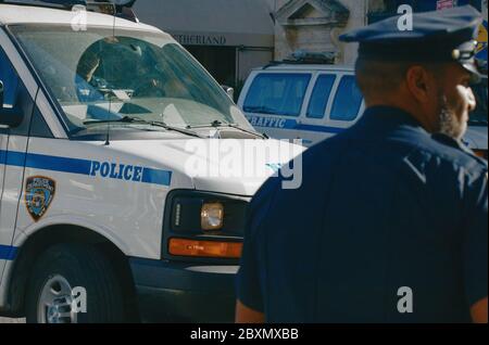 NEW YORK, USA - 01. MAI 2020: Polizeibeamte, die seine Pflichten auf den Straßen von Manhattan erfüllen. New York City Police Department, NYPD Stockfoto