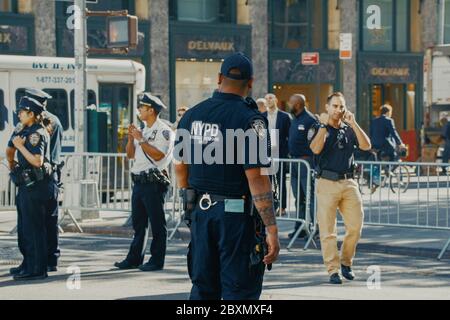 NEW YORK, USA - 01. MAI 2020: Polizeibeamte, die seine Pflichten auf den Straßen von Manhattan erfüllen. New York City Police Department, NYPD Stockfoto