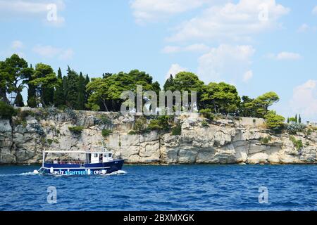 Eine Bootsfahrt auf der Kaštela-viken ( Kastela Bucht ) zwischen Split und Trogir, Kroatien. Stockfoto