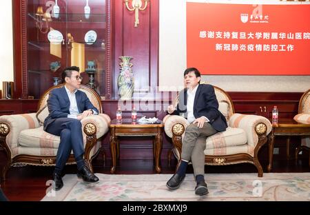 Im Namen des China Football Association spricht der Chefsekretär des CFA Liu Yi, links, mit Professor Zhang Wenhong vom Krankenhaus Huashan, rechts, Shanghai, China, 8. Juni 2020. Der China Football Association lädt Professor Ma Xin, Professor Zhang Wenhong und Professor Wang Huiying vom Huashan Krankenhaus ein, die Berater für die Epidemie-Prävention zu sein, um sicherzustellen, dass alle Ebenen der Fußballspiele in China so schnell wie möglich wieder aufgenommen werden können. Stockfoto