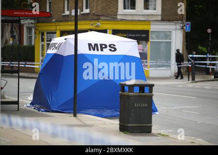 Ein Polizeizelt am Tatort in der Askew Road, Shepherd's Bush, West London, als eine Morduntersuchung eingeleitet wurde, nachdem ein Mann erschossen wurde. Das Opfer, das vermutlich um die 20 Jahre war, wurde in den frühen Morgenstunden des Montags mit Schusswunden gefunden. Stockfoto