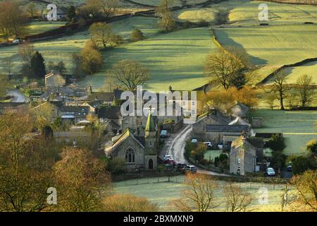 Burnsall (landschaftlich reizvolles Yorkshire Dales Dorf) im Tal, attraktive Hütten, Landstraße, grüne Hügel Felder (sonnigen Wintermorgen) - England, GB, Großbritannien Stockfoto