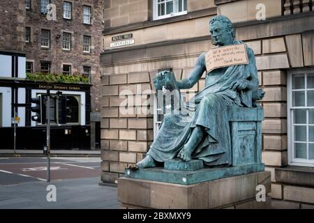 Ein Plakat hängt an der Statue des Philosophen David Hume aus dem 18. Jahrhundert auf der Royal Mile, Edinburgh, nach der Protestkundgebung von Black Lives Matter am 7. Juni 2020 im Holyrood Park, Edinburgh, In Erinnerung an George Floyd, der am 25. Mai in Polizeigewahrsam in der US-Stadt Minneapolis getötet wurde. Stockfoto