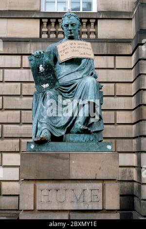 Ein Plakat hängt an der Statue des Philosophen David Hume aus dem 18. Jahrhundert auf der Royal Mile, Edinburgh, nach der Protestkundgebung von Black Lives Matter am 7. Juni 2020 im Holyrood Park, Edinburgh, In Erinnerung an George Floyd, der am 25. Mai in Polizeigewahrsam in der US-Stadt Minneapolis getötet wurde. Stockfoto