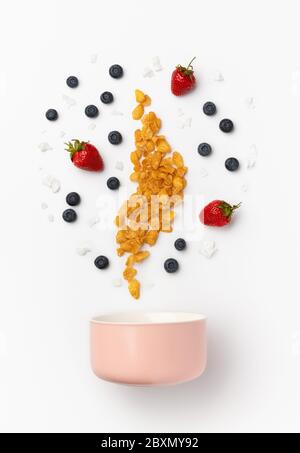 Beere, Cornflakes und Joghurt gießt in Keramikschale Stockfoto