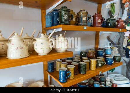 DIY-Konzept. Keramik handgemachte dekorative glasierte Schale... Stockfoto